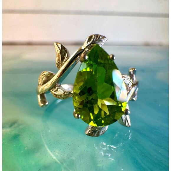 2.18ct Peridot Leaf Ring – Sterling Silver White Gold-Plated Size 5.5 - Picture 2 of 6